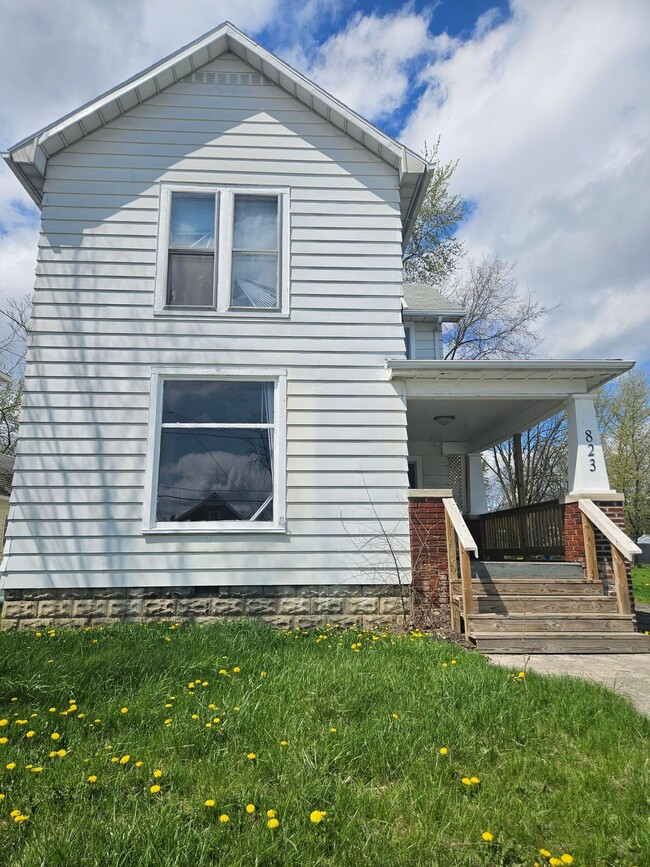 property at 823 N Main St