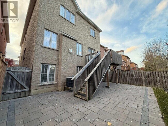 325 Bathurst Glen Dr in Vaughan, ON - Building Photo - Building Photo