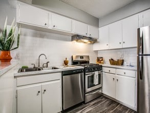 Village Oaks Apartments in San Antonio, TX - Foto de edificio - Building Photo