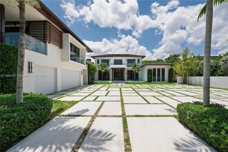 9000 SW 63rd Ct in Pinecrest, FL - Foto de edificio - Building Photo