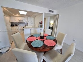 18031 Biscayne Blvd in Aventura, FL - Building Photo - Building Photo