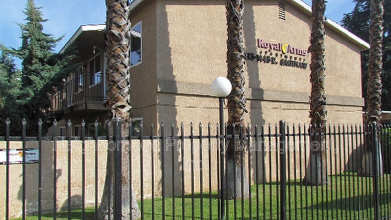 1435 E Saginaw Way in Fresno, CA - Foto de edificio