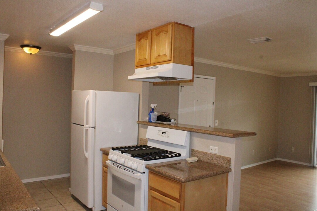 2107 Lakeview Cir in Pittsburg, CA - Building Photo