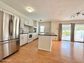 102 E Erie Dr in Tempe, AZ - Building Photo - Building Photo