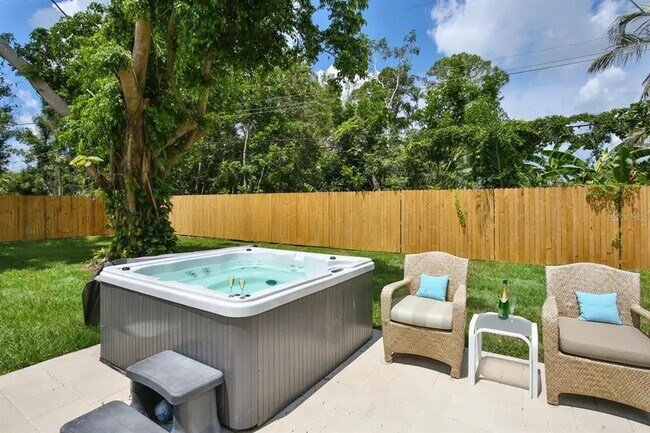 5622 S Lockwood Ridge Rd in Sarasota, FL - Building Photo - Building Photo