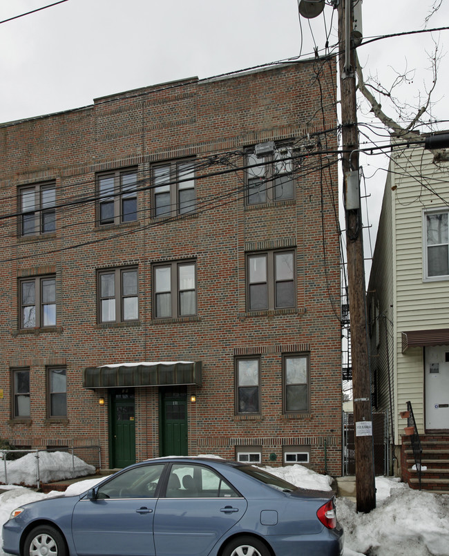 131 Roosevelt Ave in Jersey City, NJ - Building Photo - Building Photo