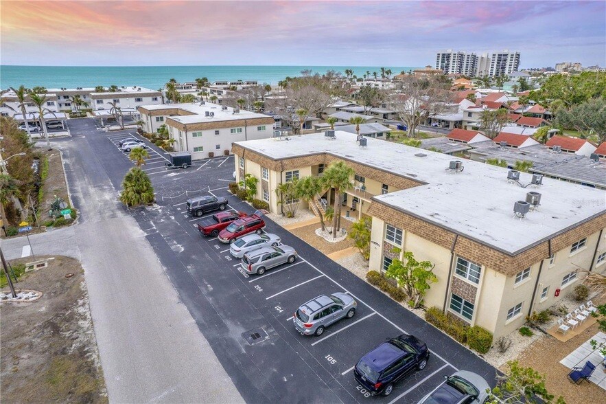616 Flamingo Dr, Unit 102 in Venice, FL - Building Photo
