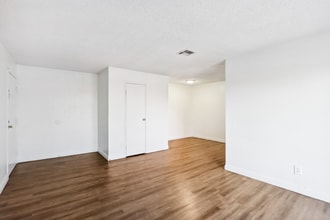 1750 Karen Ave in Las Vegas, NV - Building Photo - Building Photo