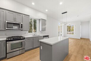 12920 W Runway Rd in Los Angeles, CA - Building Photo