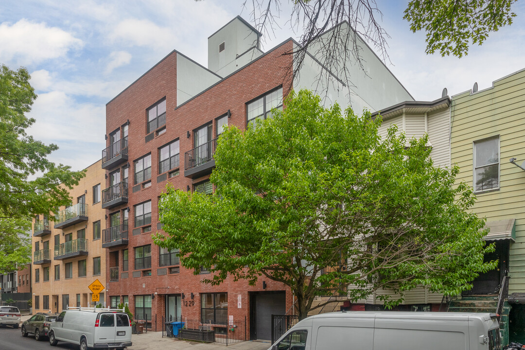 1229 Putnam Ave in Brooklyn, NY - Foto de edificio