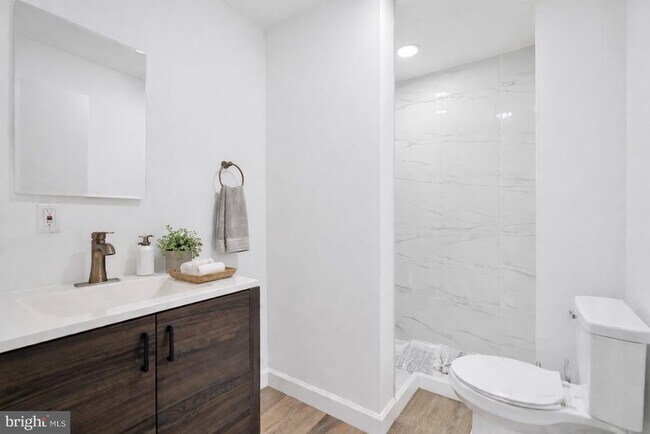 2040 Frankford Ave in Philadelphia, PA - Building Photo - Building Photo