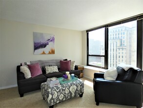 1313 N Ritchie Ct, Unit 1402 in Chicago, IL - Foto de edificio - Building Photo