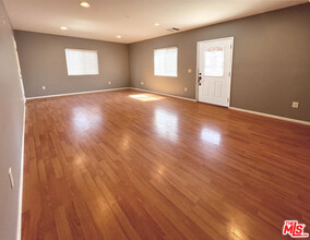 5337 1/2 Auckland Ave in Los Angeles, CA - Building Photo - Building Photo