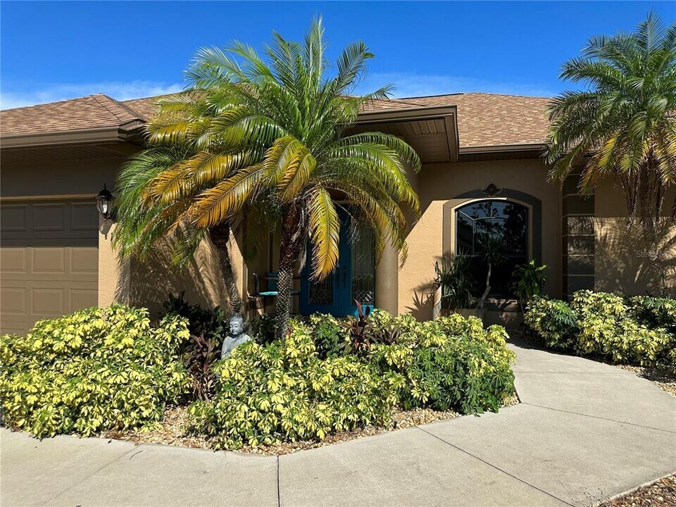 19 Medalist Way in Rotonda West, FL - Building Photo