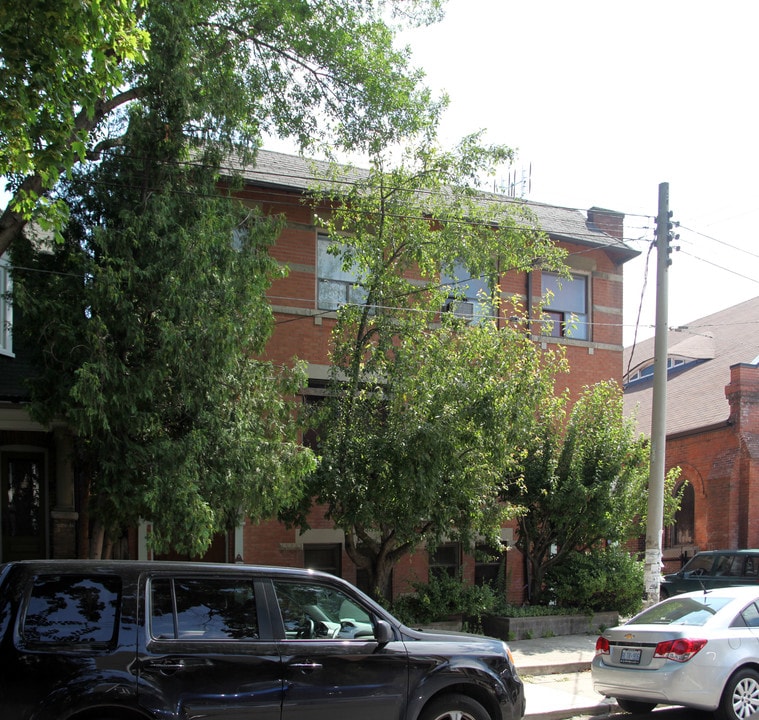 823 Manning Ave in Toronto, ON - Building Photo