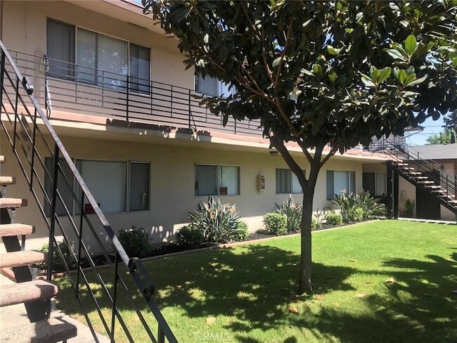 12437 Harris Ave, Unit K in Lynwood, CA - Foto de edificio - Building Photo