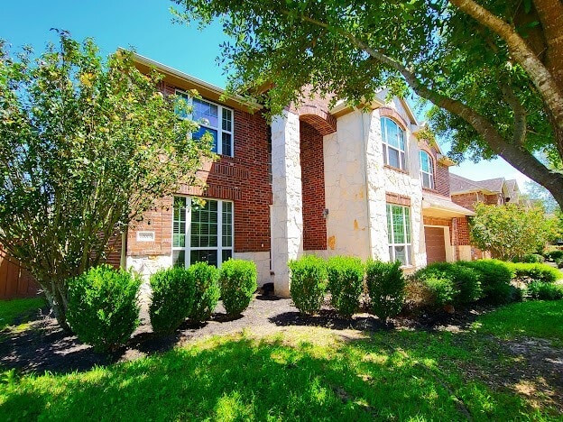 10007 Shire Green Ln