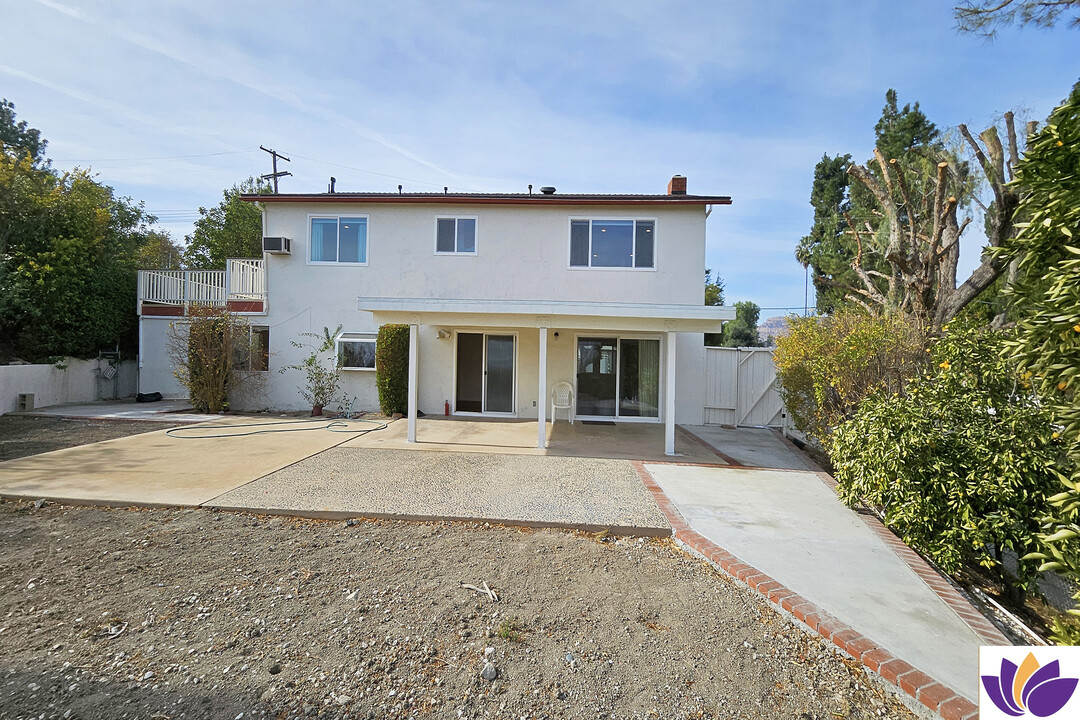 8640 Farralone Ave in West Hills, CA - Building Photo