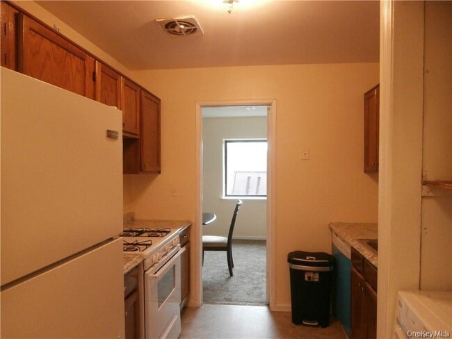 430 Kennedy Dr in Spring Valley, NY - Building Photo - Building Photo