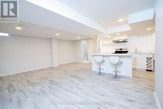 75 Bonny Meadows Dr in Aurora, ON - Building Photo - Building Photo