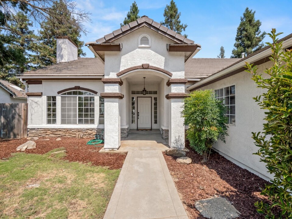 2290 E Carter Ave in Fresno, CA - Building Photo