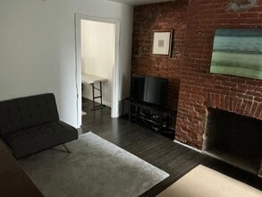 1022 Pine St, Unit #201 in Philadelphia, PA - Foto de edificio - Building Photo