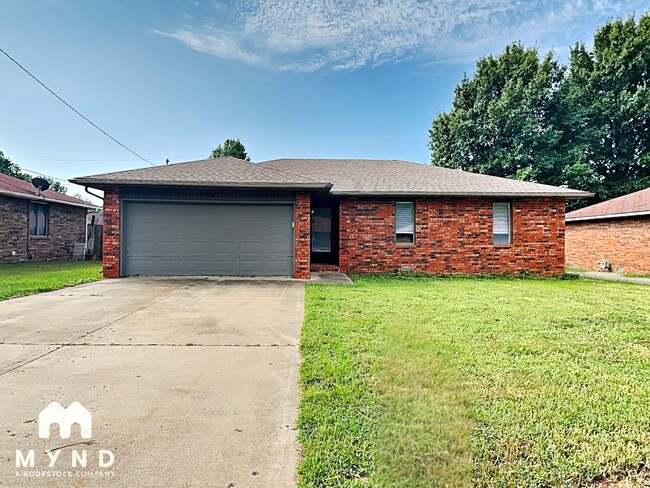 1140 W Lindberg St in Springfield, MO - Building Photo - Building Photo