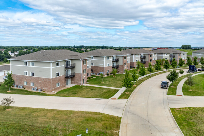 Willow Falls Apartments in Cedar Falls, IA - Foto de edificio - Building Photo