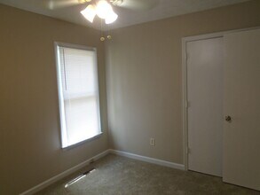 912 Hollydale Ln in Fayetteville, NC - Building Photo - Building Photo