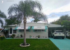 17 Madrid Ln in Port St. Lucie, FL - Building Photo