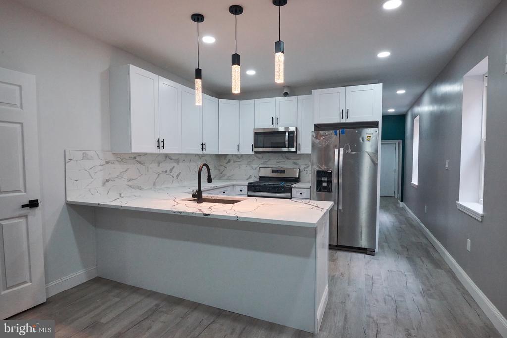 105 N 52nd St in Philadelphia, PA - Building Photo