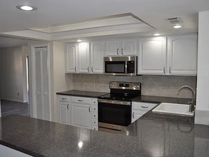 721 Elkhorn Rd in Sun City Center, FL - Foto de edificio - Building Photo