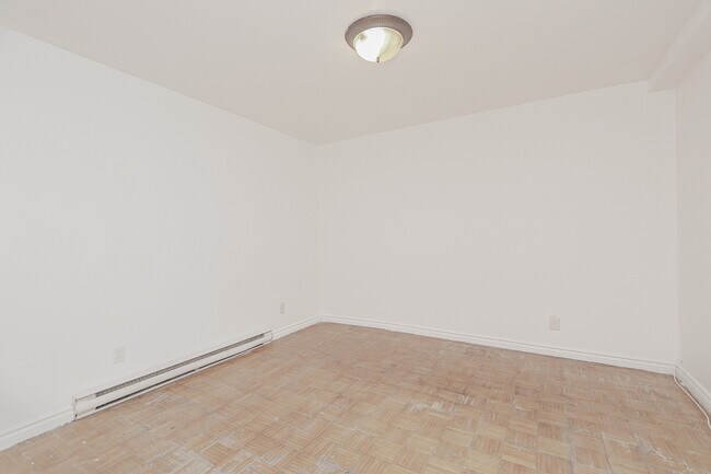 5651 Boul Henri-Bourassa E in Montréal, QC - Building Photo - Building Photo