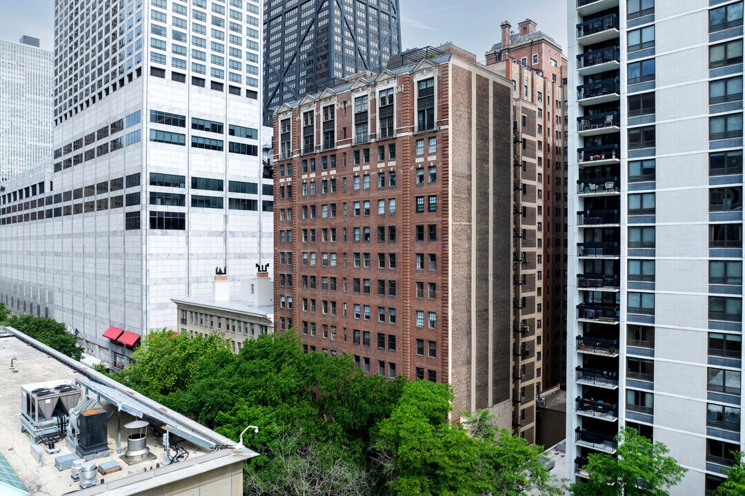 210 E Pearson St in Chicago, IL - Foto de edificio