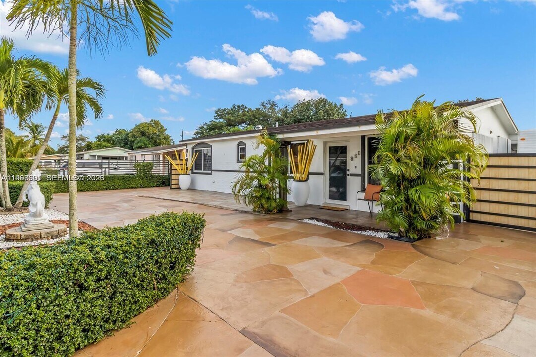 860 Curtiss Dr in Opa Locka, FL - Building Photo