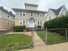 14 Van Cott Ave in Hempstead, NY - Building Photo