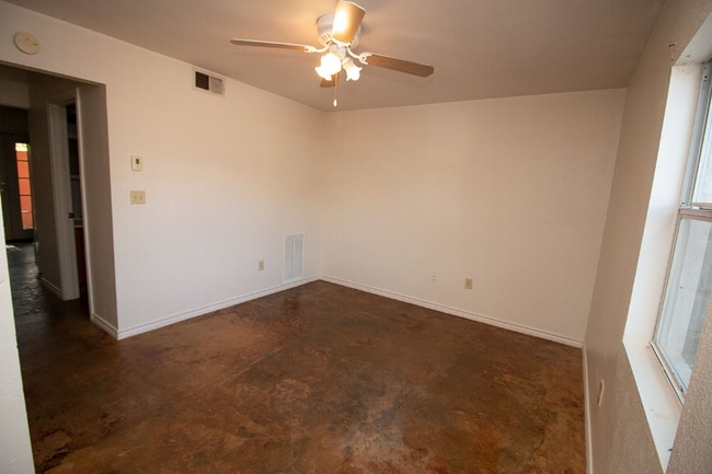114 Scofield Ave in Johnson City, TX - Foto de edificio - Building Photo