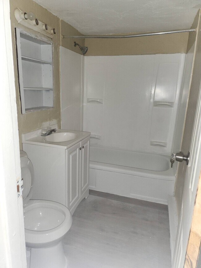 13945 Superior Rd, Unit 8G in East Cleveland, OH - Building Photo - Building Photo