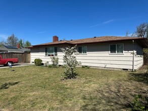 2485 Tyler St in Eugene, OR - Foto de edificio - Building Photo