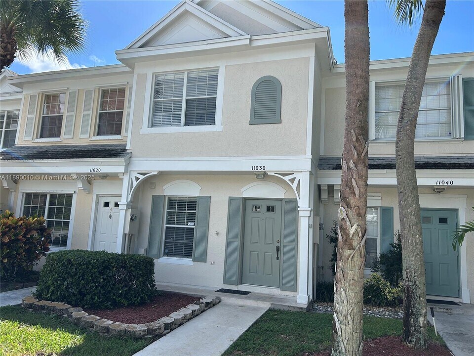 11030 Tarpon Bay Ct in Tamarac, FL - Foto de edificio