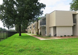 Lakefront Apartments in Shreveport, LA - Foto de edificio - Building Photo