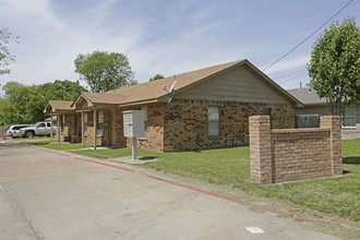 1215-1217 Katy Dr in Irving, TX - Foto de edificio - Building Photo