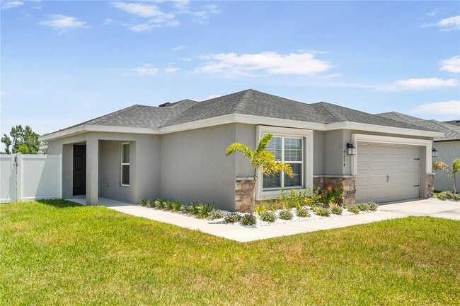 7224 Twisting Pines Lp in Zephyrhills, FL - Building Photo - Building Photo