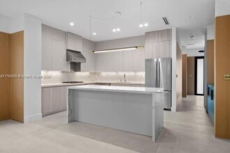6812 SW 80th St in South Miami, FL - Foto de edificio - Building Photo