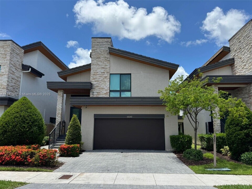 10240 NW 76th Terrace in Doral, FL - Building Photo
