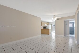 7732 W 29th Way, Unit 102 in Hialeah, FL - Building Photo - Building Photo