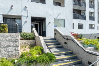 Hillside Villa Apartments in Los Angeles, CA - Foto de edificio - Building Photo