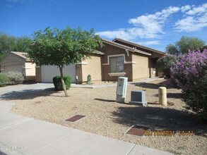6821 W Gary Way in Phoenix, AZ - Foto de edificio - Building Photo