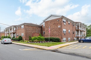 Hilltop Manor & Estates in Edison, NJ - Building Photo