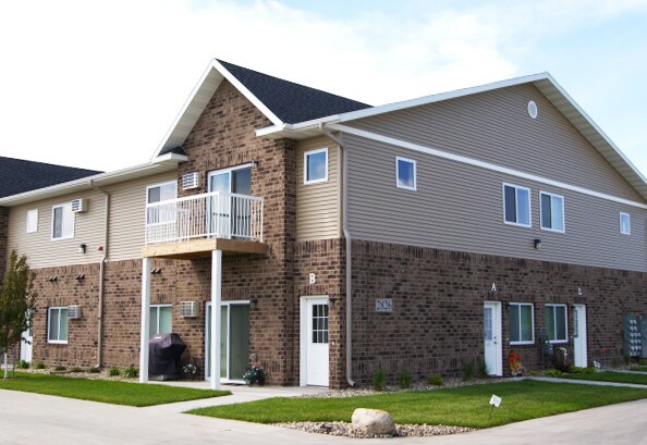 Stonebridge Villa Apartments & Townhomes in Minot, ND - Building Photo - Building Photo